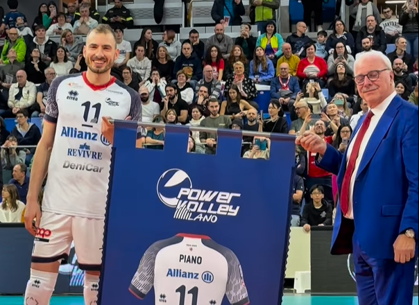 Un fotogramma della cerimonia di ritiro della maglia numero 11 di Matteo Piano Un fotogramma della cerimonia di ritiro della maglia numero 11 di Matteo Piano