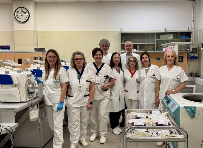 L’equipe del SIMT: medici biologi, infermieri, tecnici di laboratorio con il direttore della struttura complessa, Sandro Macchi, e la coordinatrice tecnica Concetta Tona. L’equipe del SIMT: medici biologi, infermieri, tecnici di laboratorio con il direttore della struttura complessa, Sandro Macchi, e la coordinatrice tecnica Concetta Tona.