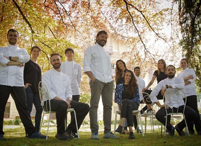 Ugo Alciati con lo staff del ristorante Da Guido di Tenuta Fontanafredda a Serralunga d'Alba (Fb)