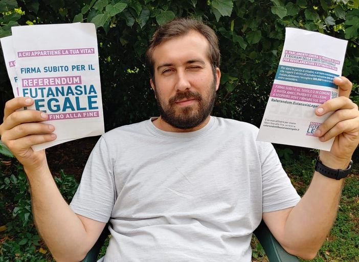 Il consigliere comunale Mauro Bosia con volantini di promozione della raccolta firme