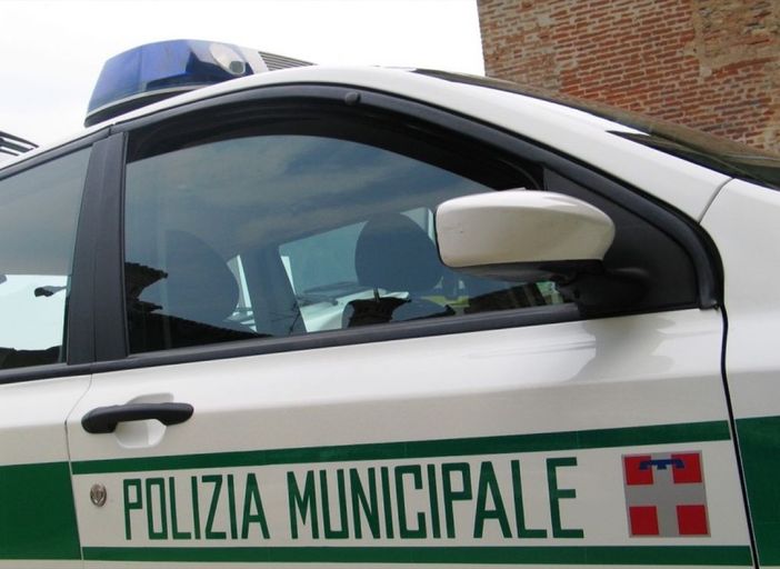 Immagine generica di un'auto della Polizia Municipale Immagine generica di un'auto della Polizia Municipale