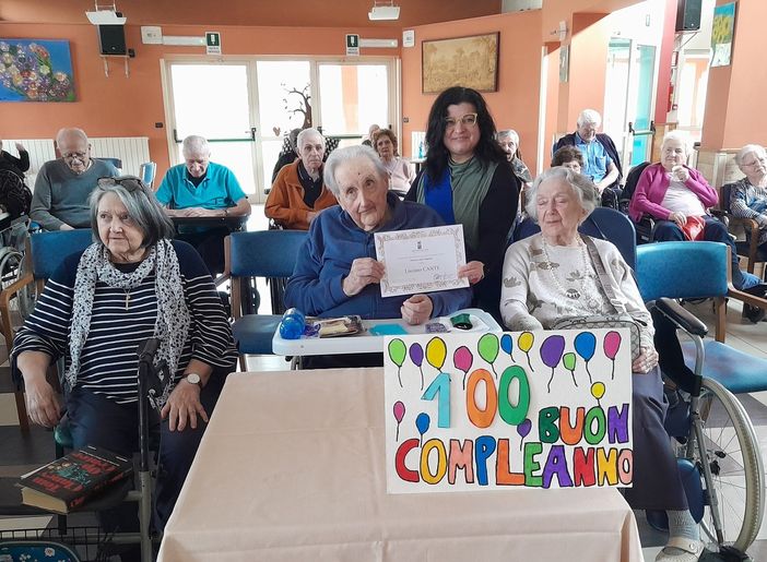 Il neo patriarca con il Consigliere Tiziana Gaeta ed alcuni ospiti della struttura Il neo patriarca con il Consigliere Tiziana Gaeta ed alcuni ospiti della struttura