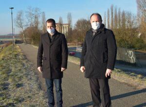 L'assessore regionale Marco Gabusi e il sindaco Maurizio Rasero nei pressi dell'area in cui verranno eseguiti i lavori