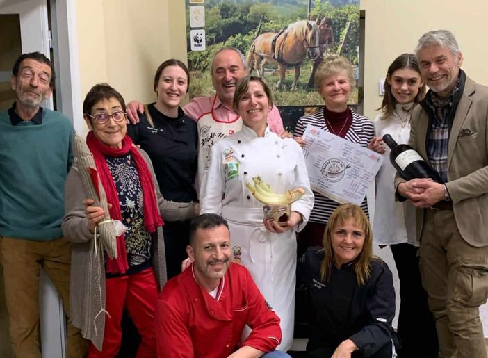 Paola dell'Agriturismo Tre Colline in Langa di Bubbio in Borgogna con bagna cauda e cardi gobbi Paola dell'Agriturismo Tre Colline in Langa di Bubbio in Borgogna con bagna cauda e cardi gobbi