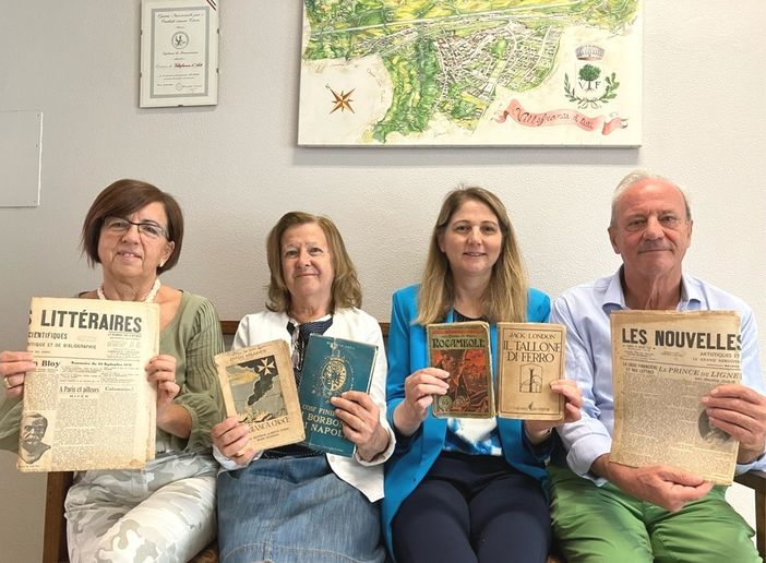 Da sinistra Veglio, Gerbi Bordone, Macchia e Aubert Gambini con libri e riviste di Villa Saxer