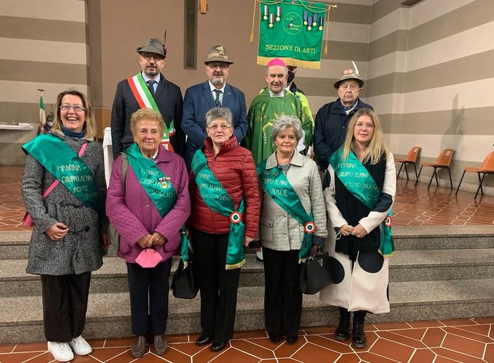 Foto di Gruppo con le madrine alla festa degli Alpini