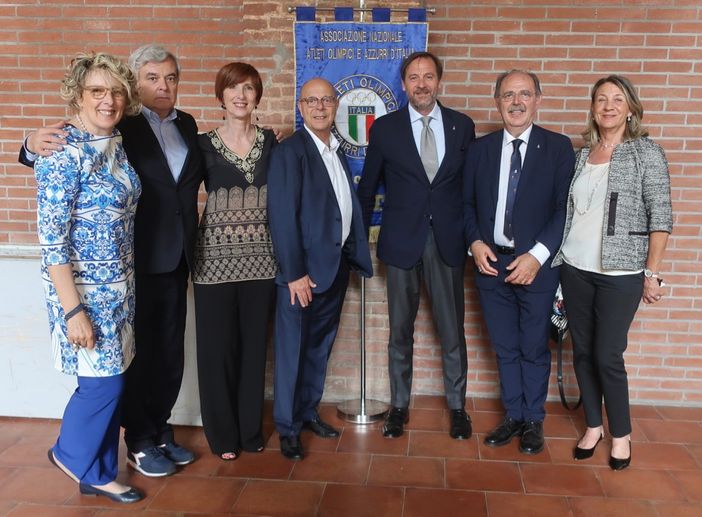 La rappresentanza degli “Azzurri Astigiani” con il presidente nazionale Stefano Mei (al centro). La rappresentanza degli “Azzurri Astigiani” con il presidente nazionale Stefano Mei (al centro).