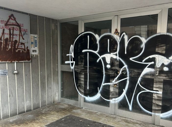 Alcune immagini della palazzina in stato di abbandono