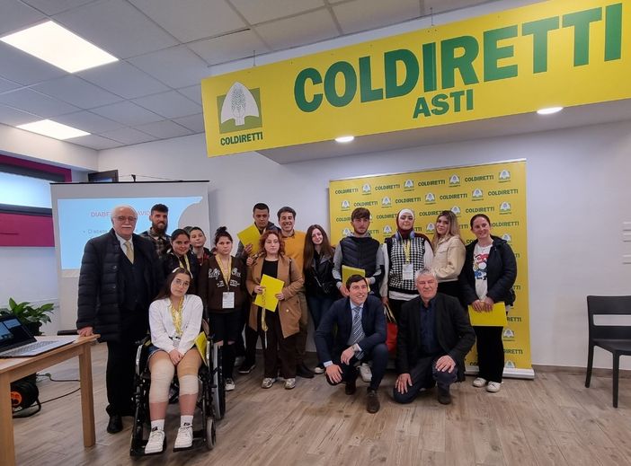 Il professor Calabrese e i vertici di Coldiretti Asti con gli studenti del Castigliano Il professor Calabrese e i vertici di Coldiretti Asti con gli studenti del Castigliano