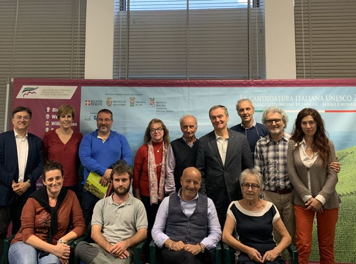 Un gruppo di sindaci e rappresentanti dei Comuni astigiani extra Unesco con il direttore del sito, Roberto Cerrato
