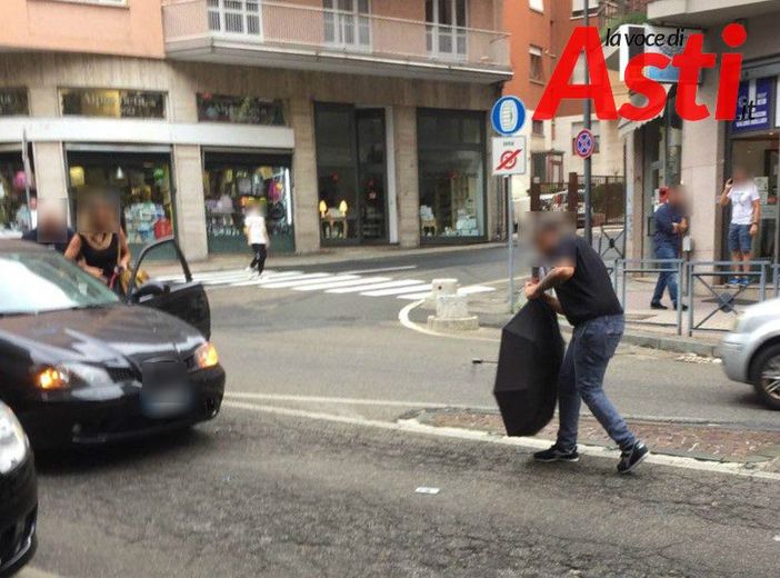 I momenti immediatamente successivi l'investimento di corso Dante. Per ovvi motivi di privacy, la bambina investita non è stata fotografata e abbiamo oscurato i volti di tutte le altre persone ritratte