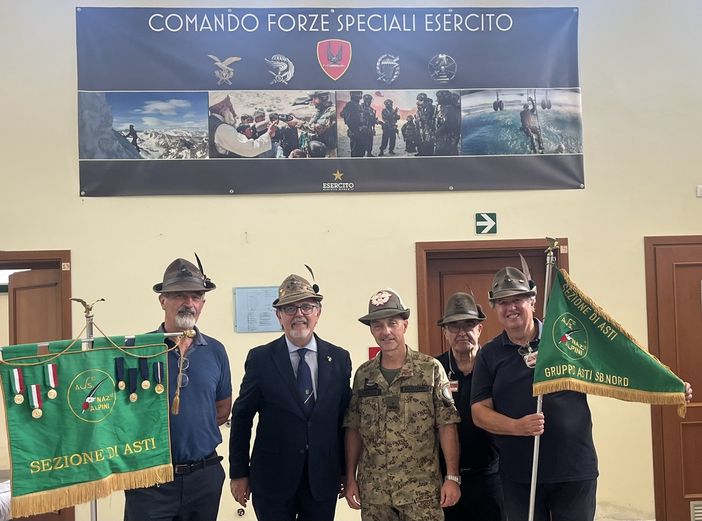 Marco Manzone (al centro) con una delegazione dell'Ana di Asti Marco Manzone (al centro) con una delegazione dell'Ana di Asti