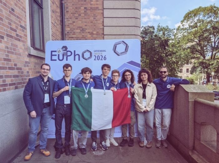 La Voce... delle scuole: medaglia d'Argento agli Europei di Fisica per Stefano Pasquali, studente del liceo "Vercelli" di Asti La Voce... delle scuole: medaglia d'Argento agli Europei di Fisica per Stefano Pasquali, studente del liceo "Vercelli" di Asti