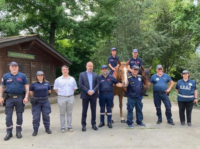 Ad Asti un nuovo servizio di controllo a cavallo nelle aree verdi, con l’Associazione Nazionale Carabinieri Ad Asti un nuovo servizio di controllo a cavallo nelle aree verdi, con l’Associazione Nazionale Carabinieri