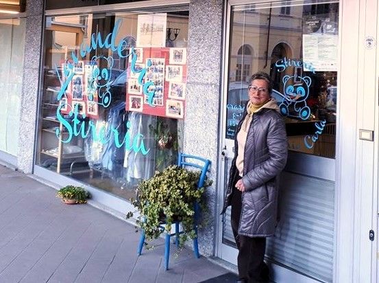 Carla davanti alla sua lavanderia (Foto tratta dal profilo Facebook dell'attività)