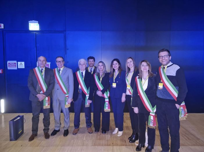 La delegazione di sindaci astigiani in compagnia della direttrice di Filiale di Asti, Concettina Restuccia.