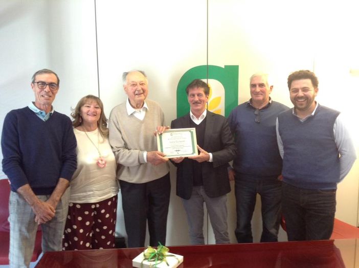Luca Durandi (terzo da sinistra), l'anno scorso durante i festeggiamenti per il suo 90° compleanno, presso la sede di Confagricoltura Asti Luca Durandi (terzo da sinistra), l'anno scorso durante i festeggiamenti per il suo 90° compleanno, presso la sede di Confagricoltura Asti