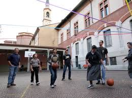 Ragazzi in un oratorio