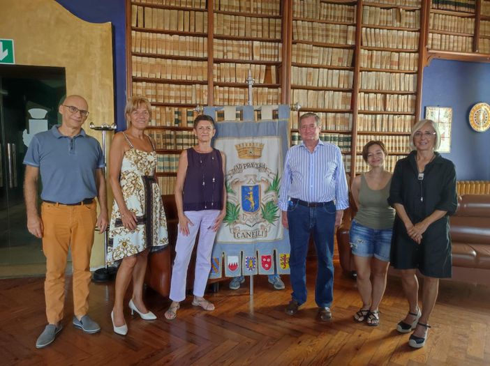 Nell'immagine, da sinistra a destra: Massimo Branda Assoc. Memoria Viva - Annamaria Tosti Assessore Comune Canelli - Roberta Giovine Sindaca di Canelli - Giancarlo Benedetti Rettore Comitato Palio Città di Canelli - Katia Ascone Consigliere Comunale Comune di Canelli - Ornella Domanda Assoc. Memoria Viva