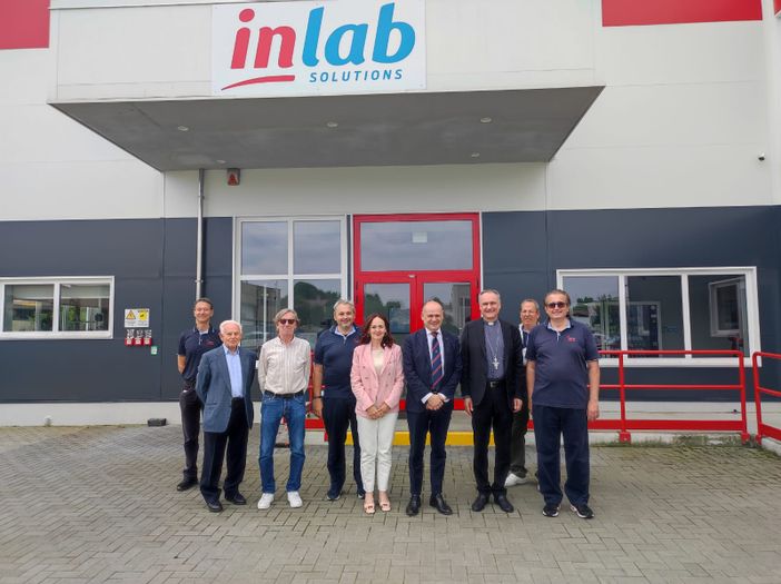 Il Cardinal Mauro Gambetti visita lo stabilimento Inalpi