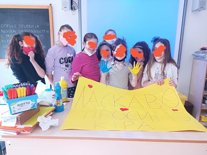 La bimba ucraina con alcuni dei suoi nuovi compagni di classe. Foto tratta, come le altre presenti in questo articolo, dalla pagina Facebook dell'Istituto Comprensivo di Costigliole d'Asti