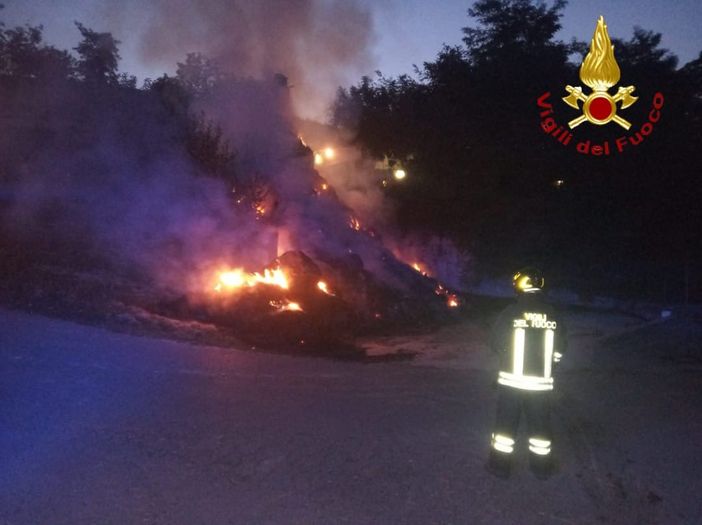 Frinco: a fuoco rotoballe e letame. Intervengono i vigili del fuoco Frinco: a fuoco rotoballe e letame. Intervengono i vigili del fuoco