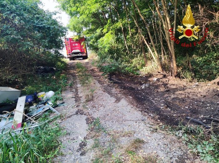 Intervenuti per un incendio sterpaglie, i vigili del fuoco hanno rinvenuto anche una bombola di acetilene