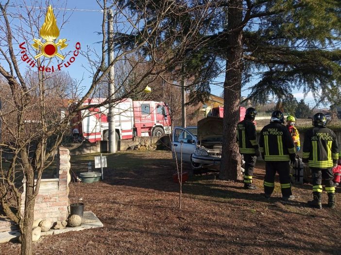 Auto esce di strada e finisce in un cortile schiantandosi contro un albero. Interviene l'elisoccorso Auto esce di strada e finisce in un cortile schiantandosi contro un albero. Interviene l'elisoccorso