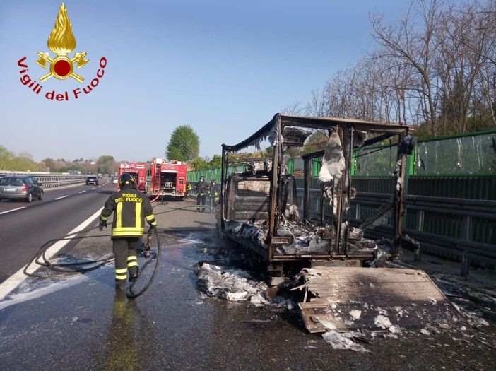 Incendio furgone in autostrada altezza San Paolo Solbrito. Nessuna conseguenza per l'autista Incendio furgone in autostrada altezza San Paolo Solbrito. Nessuna conseguenza per l'autista