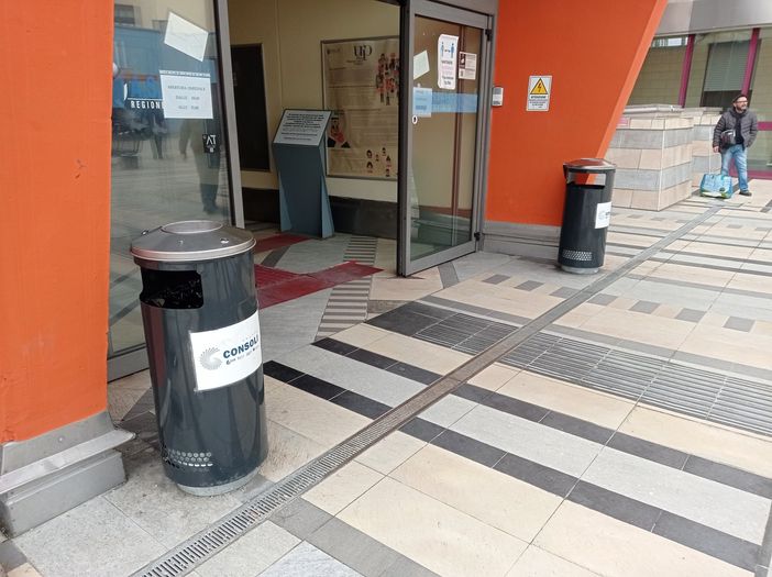 I posacenere all'esterno dell'entrata dell'ospedale di Asti I posacenere all'esterno dell'entrata dell'ospedale di Asti