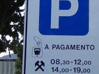 A Canelli parte dei parcheggi di via Giovanni XXIII, tornano in zona bianca