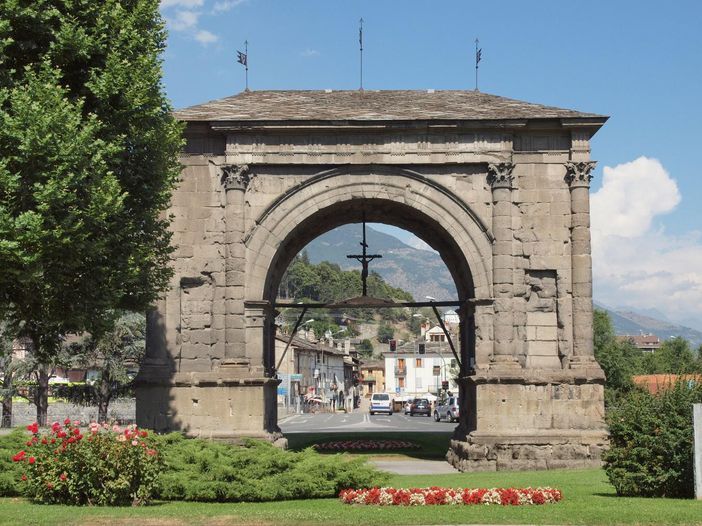 Arco di Augusto ad Aosta, eretto nel 25 a.C., data della fondazione della città Arco di Augusto ad Aosta, eretto nel 25 a.C., data della fondazione della città