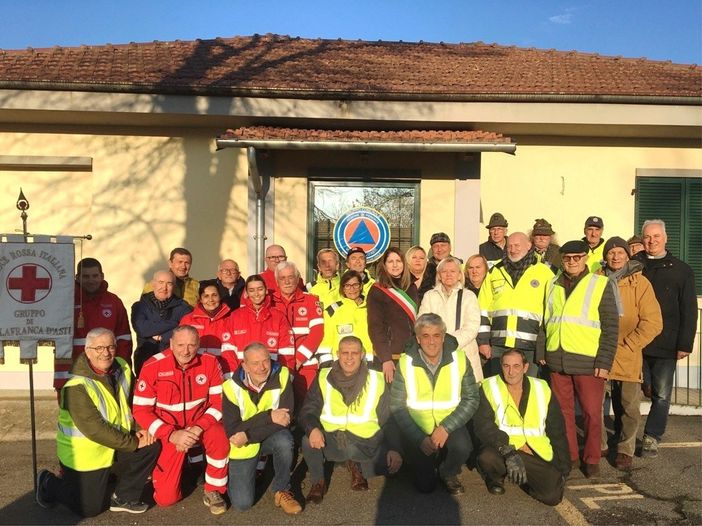 foto di gruppo davanti alla sede di Protezione Civile