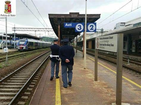 Sfila portafoglio e telefono dalla borsa di una donna sul treno. Arrestato ad Asti dalla polizia
