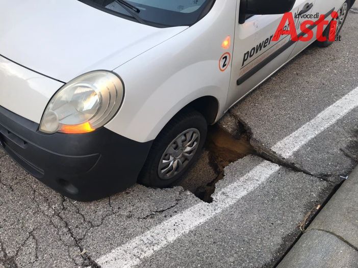 Asti: si apre una voragine in corso Dante. Paura in strada (FOTO)