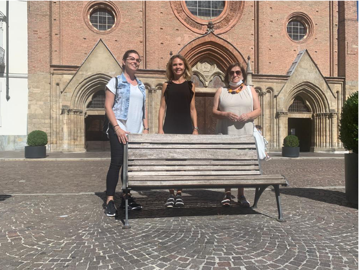 Dalle nove i volontari rifanno il trucco alle panchine astigiane Dalle nove i volontari rifanno il trucco alle panchine astigiane