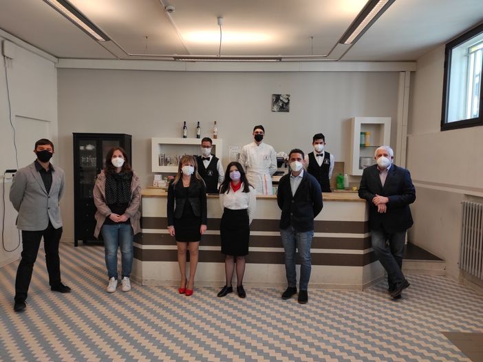 Da sinistra: Davide Pertusio, la responsabile dell’Ist. Enogastronomico Irene Cravanzola, Daniela Gambino, il sindaco Daniele Basso ed il dirigente Scolastico Renato Parisio con gli allievi Da sinistra: Davide Pertusio, la responsabile dell’Ist. Enogastronomico Irene Cravanzola, Daniela Gambino, il sindaco Daniele Basso ed il dirigente Scolastico Renato Parisio con gli allievi