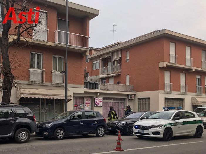 Traffico rallentato in corso Venezia per una caduta calcinacci. Area transennata per sicurezza