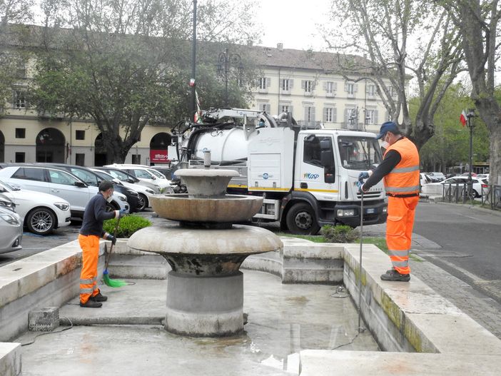 Gli operatori Asp al lavoro per la pulizia della fontana di piazza Alfieri