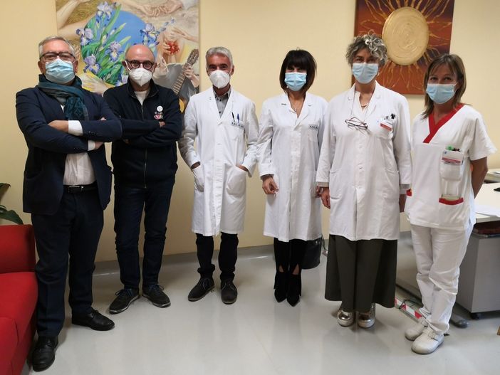 Nella foto, il direttore generale Asl At Flavio Boraso, il presidente dell'Associazione Astro Odv Franco Testore, il direttore dell'Oncologia Marcello Tucci, la responsabile della Direzione Professioni Sanitarie Katia Moffa, la responsabile Assistenza Presidio Ospedaliero Tiziana Bruno, la coordinatrice infermieristica dell'Oncologia Manuela Cazzulo Nella foto, il direttore generale Asl At Flavio Boraso, il presidente dell'Associazione Astro Odv Franco Testore, il direttore dell'Oncologia Marcello Tucci, la responsabile della Direzione Professioni Sanitarie Katia Moffa, la responsabile Assistenza Presidio Ospedaliero Tiziana Bruno, la coordinatrice infermieristica dell'Oncologia Manuela Cazzulo