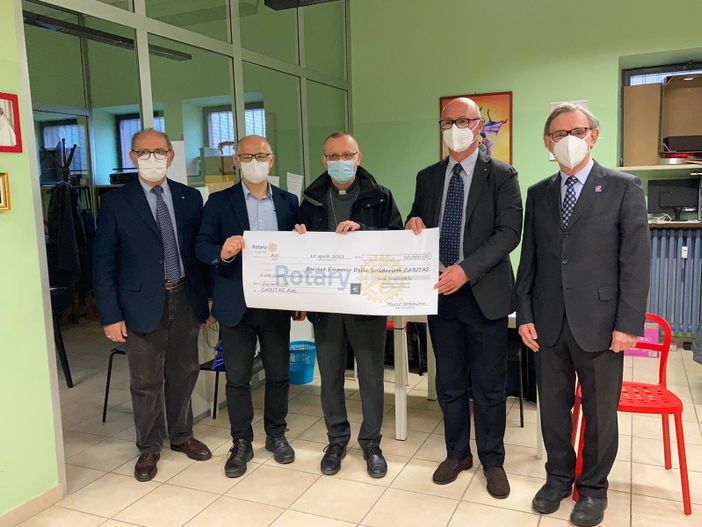 La consegna dell’assegno “celebrativo” del service La consegna dell’assegno “celebrativo” del service