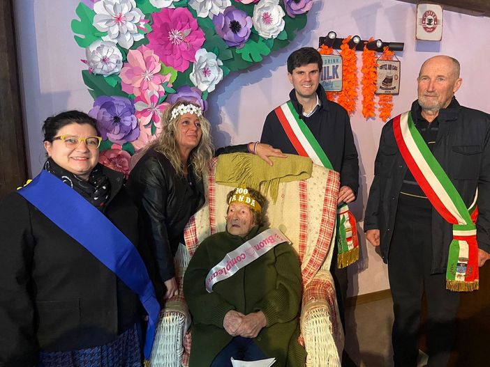 Fernanda De Ambrosis festeggia i 100 anni preparando il suo bagnetto verde