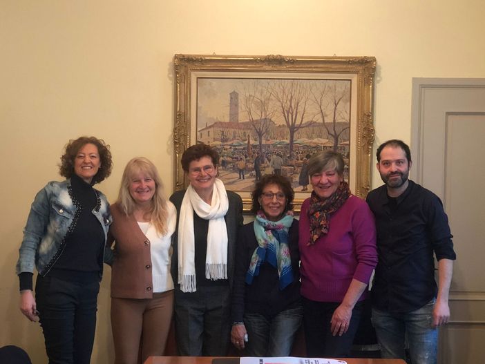 Da sinistra: Membro di Artemisia, pittrice e donatrice Giovanna Gaveglio, vicepresidente dell’associazione Artemisia Adorno Piera, l’assessore alla Cultura Ausilia Quaglia, presidente Associazione Rinascita Sandra del Grieco, rappresentante dell’ Associazione Rinascita Maccario Liliana e l’esponente dell’Associazione Libera di Asti Borin Da sinistra: Membro di Artemisia, pittrice e donatrice Giovanna Gaveglio, vicepresidente dell’associazione Artemisia Adorno Piera, l’assessore alla Cultura Ausilia Quaglia, presidente Associazione Rinascita Sandra del Grieco, rappresentante dell’ Associazione Rinascita Maccario Liliana e l’esponente dell’Associazione Libera di Asti Borin