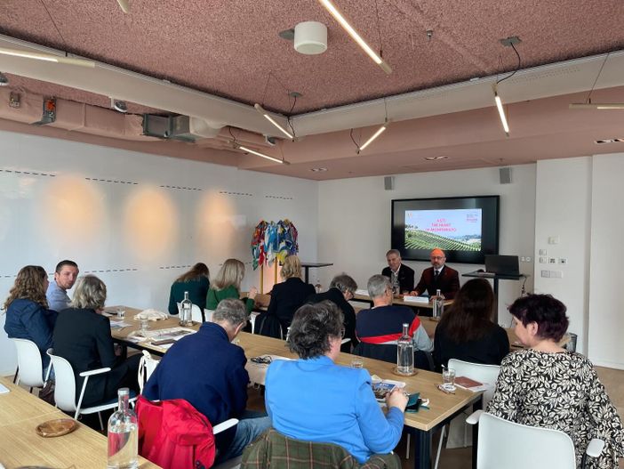 Un'immagine della presentazione, in una foto postata nel profilo Fb del sindaco Un'immagine della presentazione, in una foto postata nel profilo Fb del sindaco