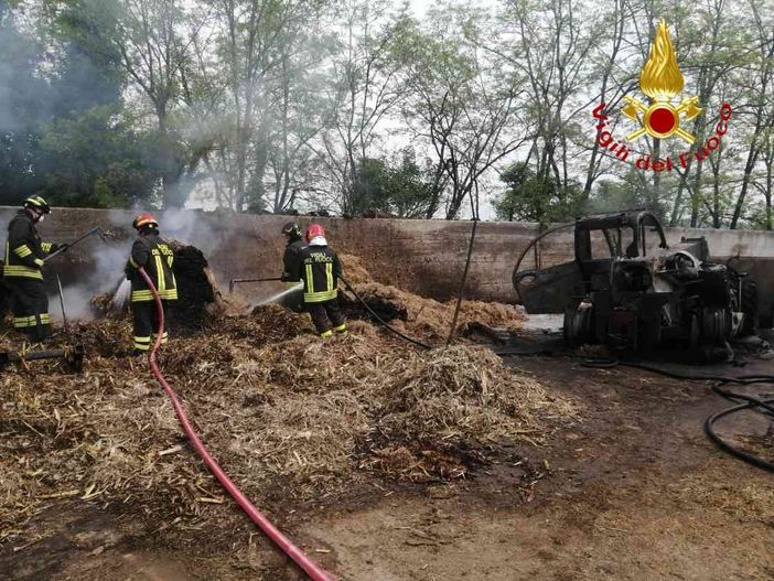 Prende fuoco un mezzo agricolo e coinvolge decine di rotoballe