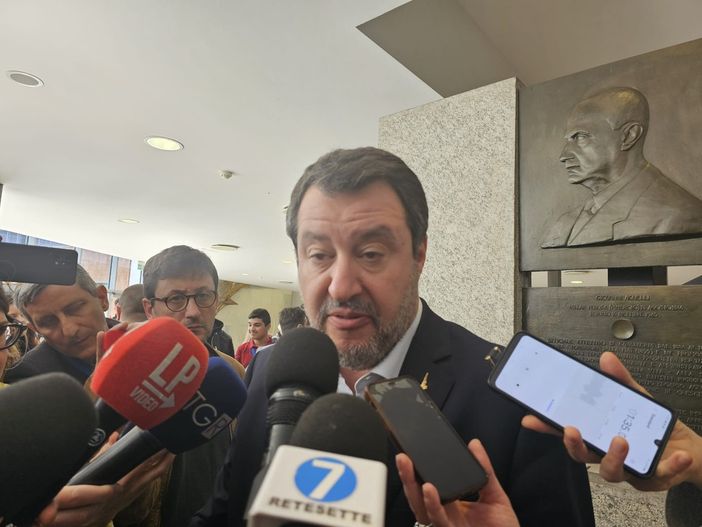 Il vicepremier attorniato da colleghi giornalisti Il vicepremier attorniato da colleghi giornalisti