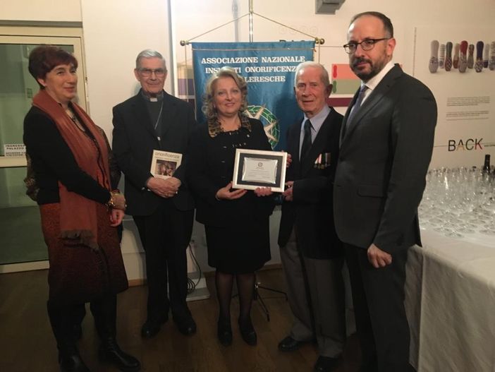 Il passaggio di consegne tra i delegati dell’ANIOC nel 2018 con da sinistra l’allora Questore di Asti Faranda Cordella, il vescovo emerito Francesco Ravinale, la neo delegata Silvana Bertolotti, il Grand’Ufficiale Giuseppe Scaletta, il sindaco di Asti Maurizio Rasero Il passaggio di consegne tra i delegati dell’ANIOC nel 2018 con da sinistra l’allora Questore di Asti Faranda Cordella, il vescovo emerito Francesco Ravinale, la neo delegata Silvana Bertolotti, il Grand’Ufficiale Giuseppe Scaletta, il sindaco di Asti Maurizio Rasero