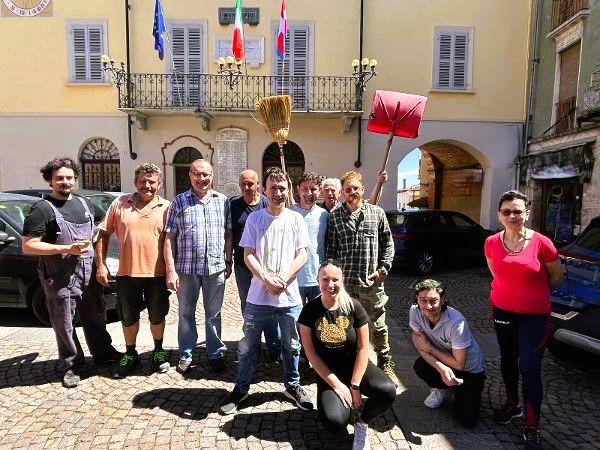La nuova Amministrazione montechiarese è 'scesa in strada' per ripulire il paese La nuova Amministrazione montechiarese è 'scesa in strada' per ripulire il paese