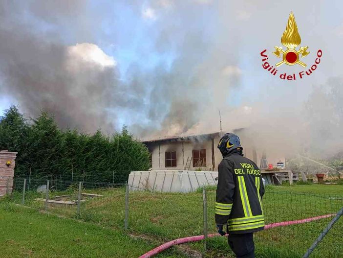 Nessun ferito ma ingenti danni per l'incendio al capannone di materiali edili [FOTO]