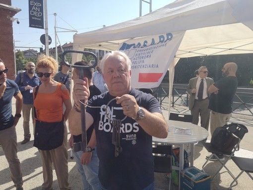 La penitenziaria consegna le chiavi delle carceri alla politica piemontese: "Siamo stati abbandonati" La penitenziaria consegna le chiavi delle carceri alla politica piemontese: "Siamo stati abbandonati"